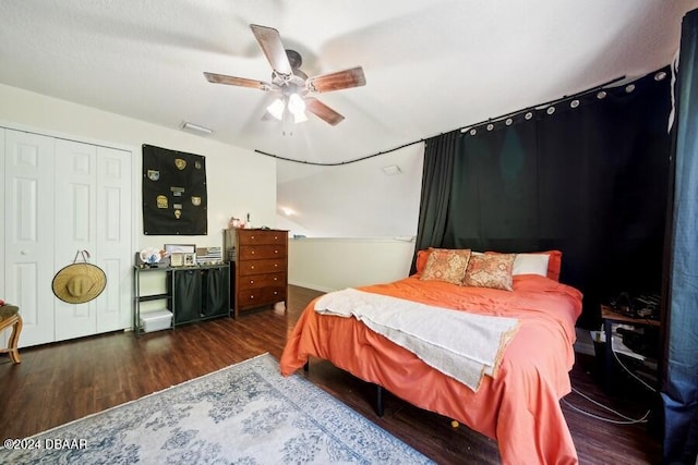 bedroom featuring dark wood-type flooring, ceiling fan, and a closet