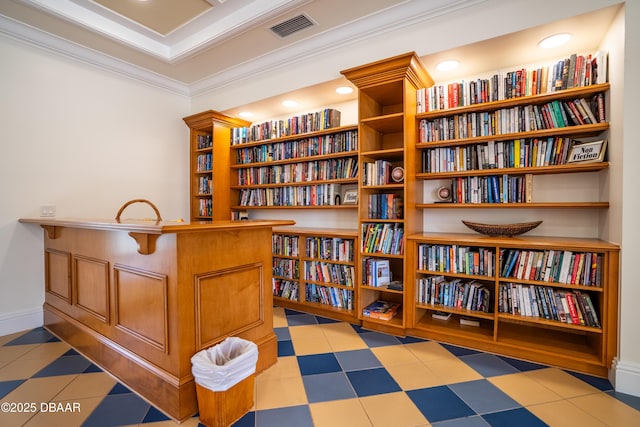 living area featuring visible vents, bookshelves, recessed lighting, crown molding, and baseboards