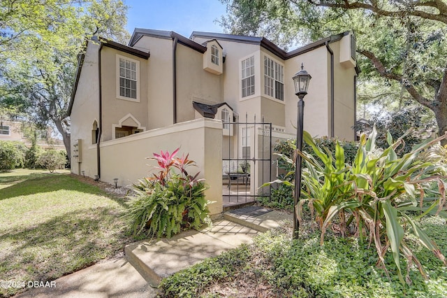 view of front of home featuring a fenced front yard, stucco siding, and a front yard