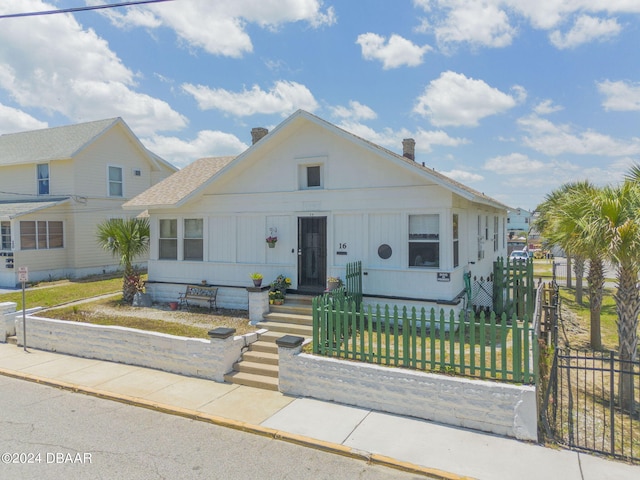 view of front facade featuring a front yard