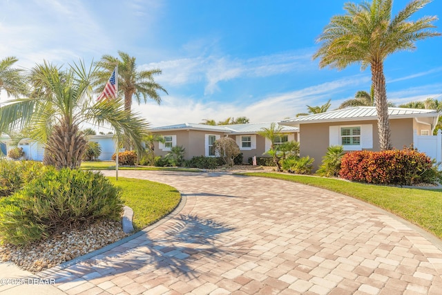 single story home with a front lawn