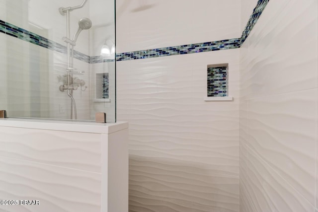 bathroom featuring tiled shower