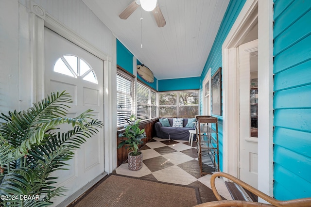 sunroom with ceiling fan