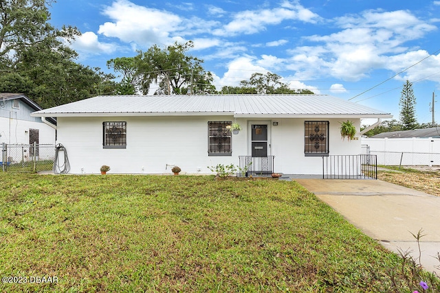 single story home with a front yard