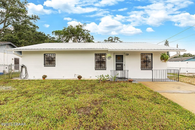 ranch-style house featuring a front yard