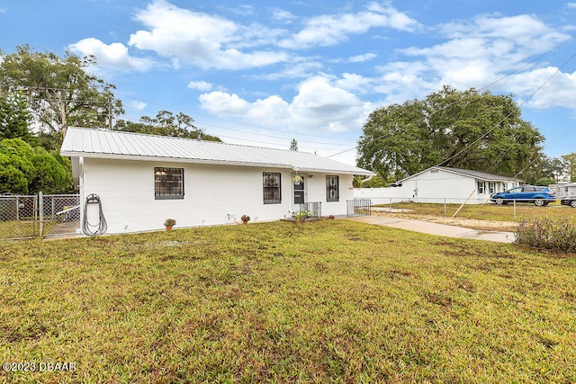 ranch-style house featuring a front yard