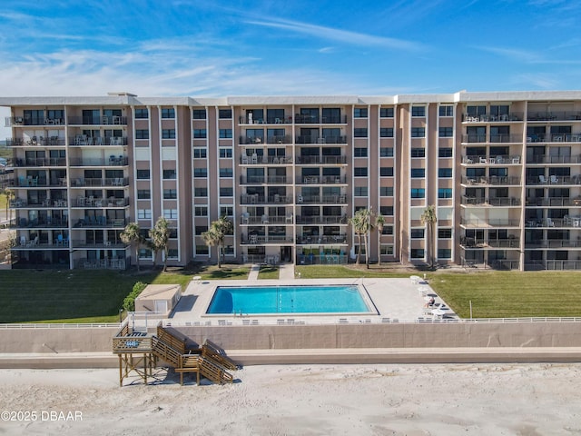 view of swimming pool