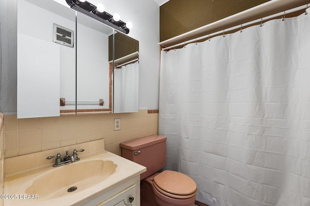 full bath featuring tile walls, visible vents, backsplash, toilet, and vanity