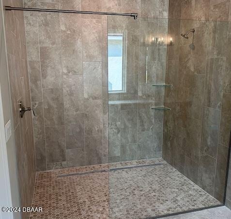 bathroom featuring tiled shower