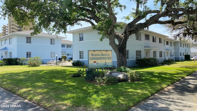 community / neighborhood sign featuring a yard