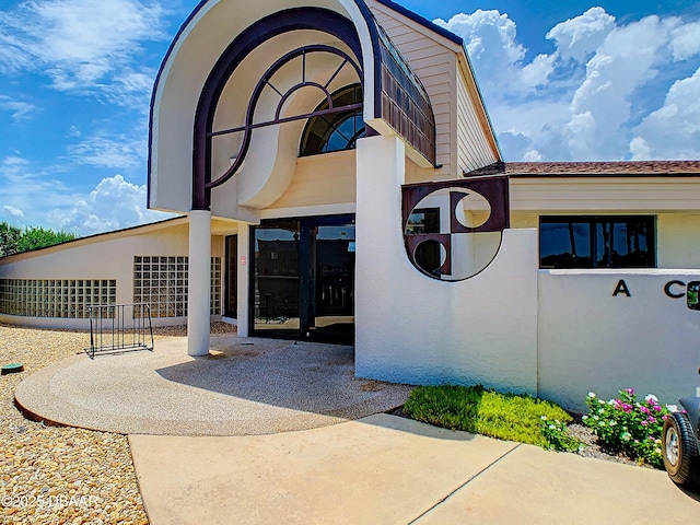 257 Sweet Bay Ave, New Smyrna Beach, FL 32168 - entrance to property with stucco siding
