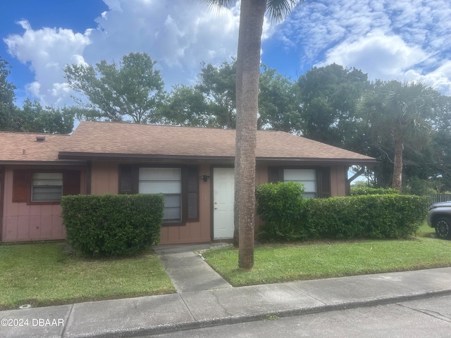 view of front of house with a front yard