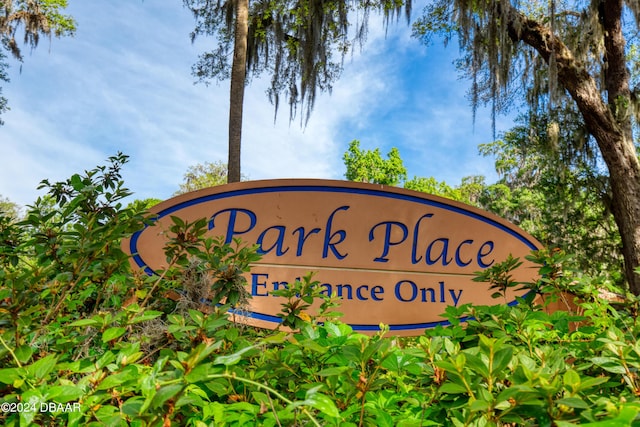 view of community / neighborhood sign