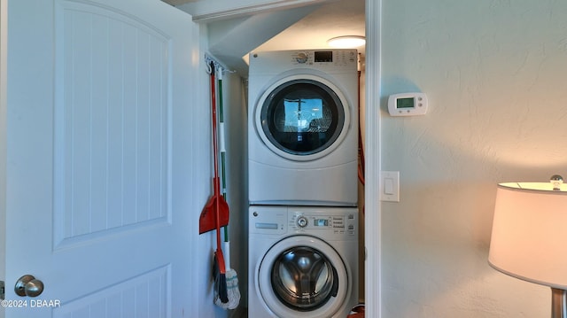 2625 S Atlantic Ave Unit 18Sw, Daytona Beach, FL 32118 - laundry room featuring stacked washer and dryer