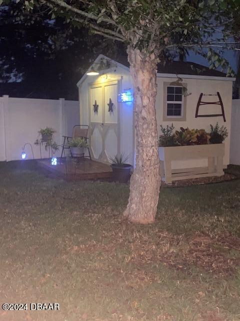 view of yard featuring a storage shed