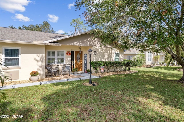 view of front of home featuring a front lawn