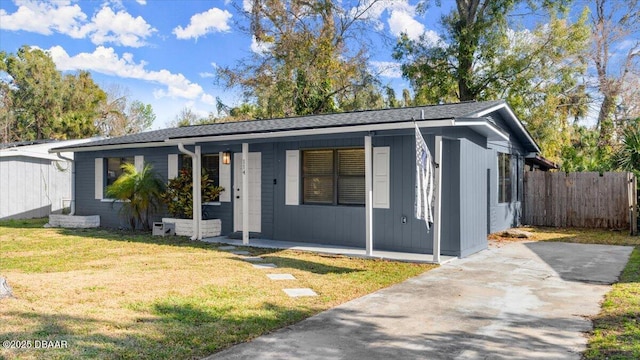 ranch-style house featuring a front lawn