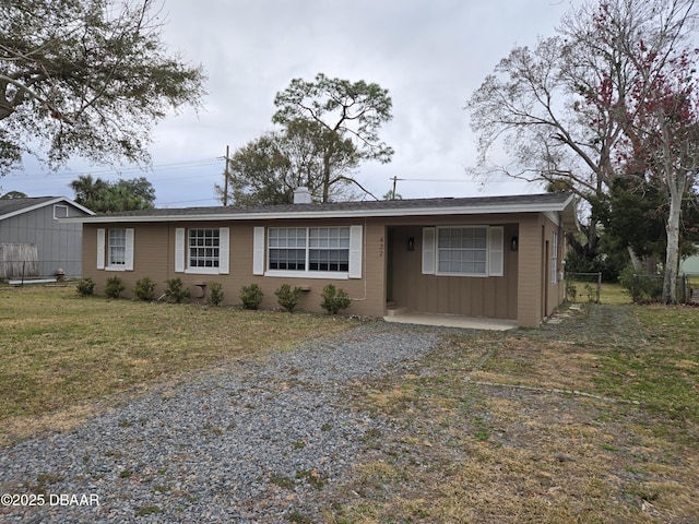 single story home featuring a front lawn