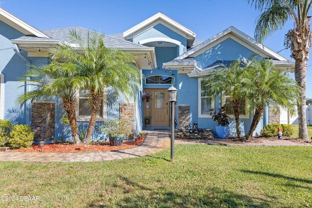 view of front of house featuring a front yard