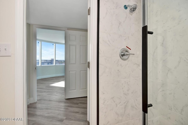 2625 S Atlantic Ave Unit 7Nw, Daytona Beach Shores, FL 32118 - bathroom featuring tiled shower, wood finished floors, and baseboards