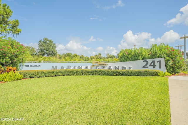 community sign with a lawn