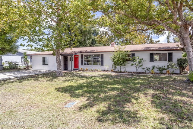 ranch-style house featuring a front lawn