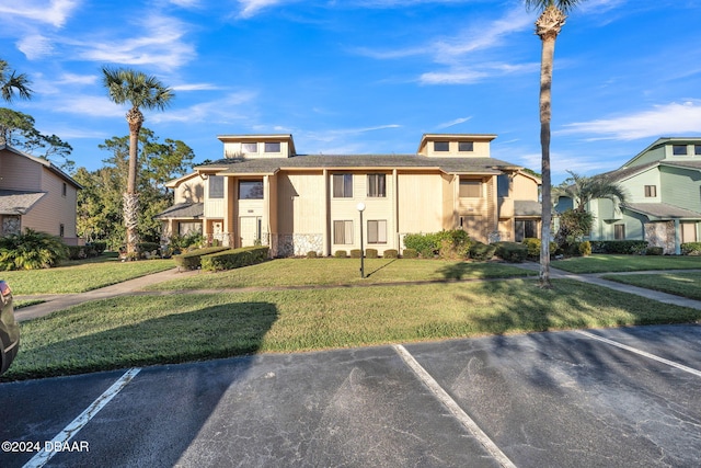 view of front of property featuring a front yard