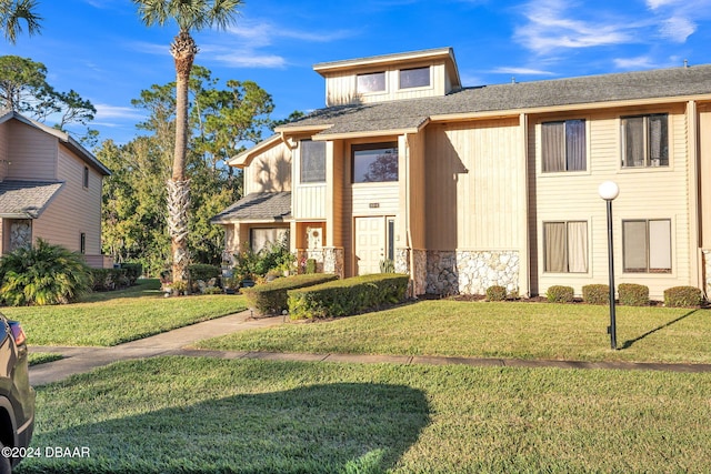 view of front facade featuring a front lawn