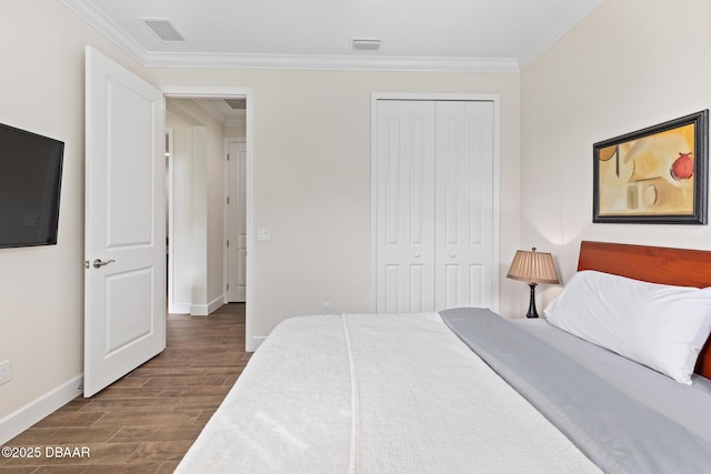 bedroom featuring crown molding, dark hardwood / wood-style flooring, and a closet