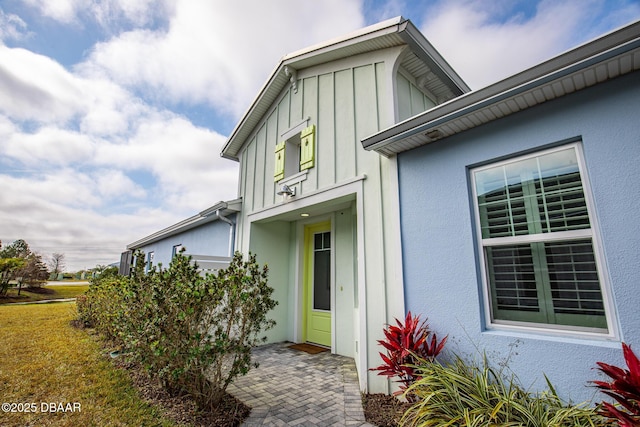 exterior space featuring a yard