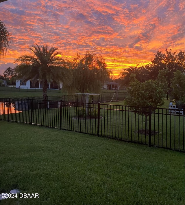 view of yard at dusk