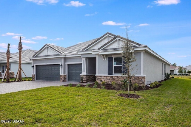 view of front of property featuring a front yard and a garage