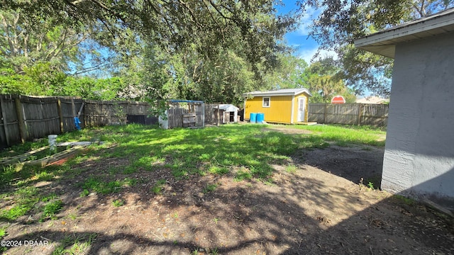 view of yard with a storage unit