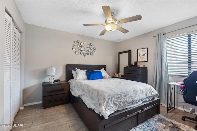 bedroom with ceiling fan, a textured ceiling, and a closet