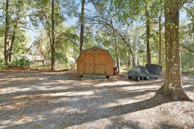 view of yard featuring a storage unit