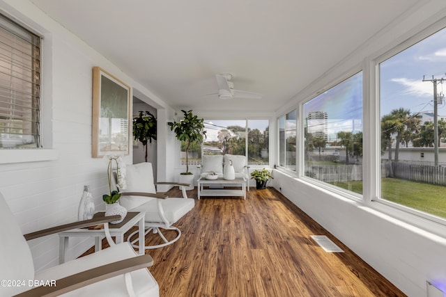 sunroom with ceiling fan