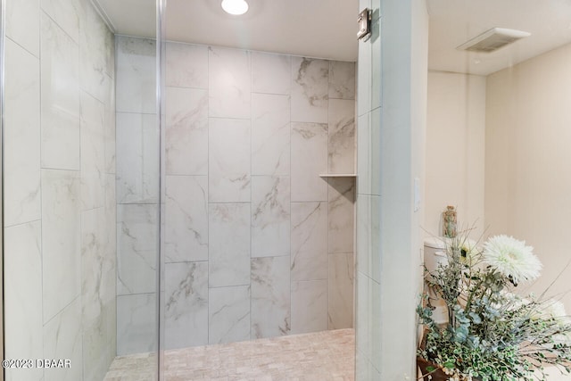 bathroom featuring tiled shower