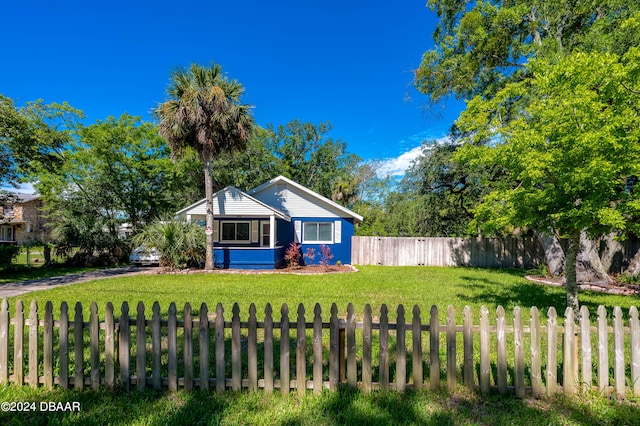 view of front facade featuring a front yard