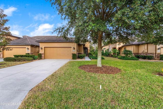 view of front of house featuring a front lawn and a garage