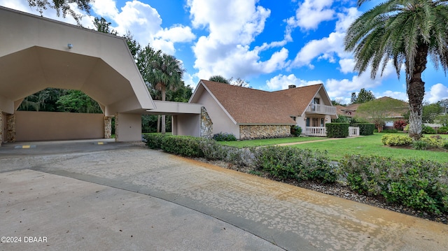 view of front facade with a front yard