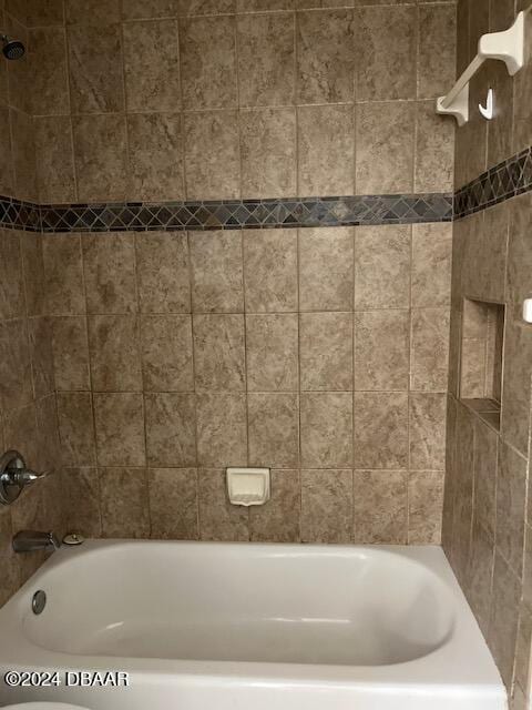 bathroom with tiled shower / bath combo