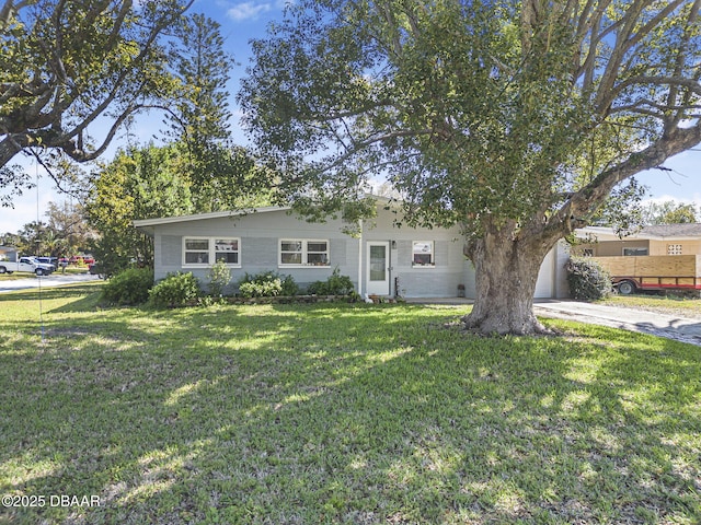 view of front of property with driveway and a front yard