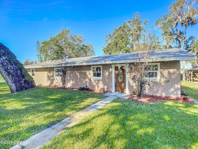 ranch-style home featuring a front lawn