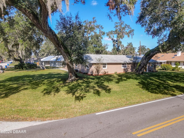 view of front of property with a front yard