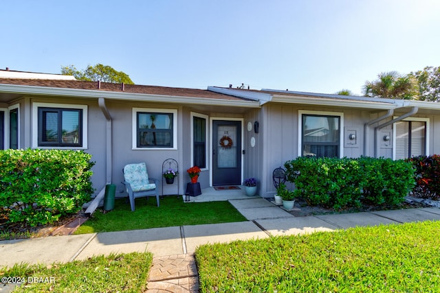 single story home with a front lawn