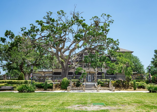 view of front facade with a front yard