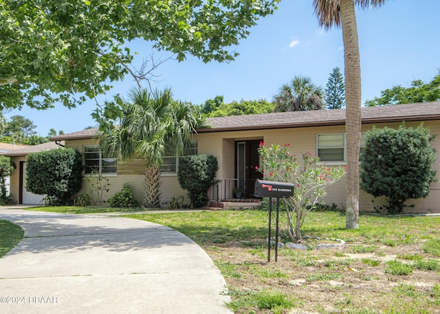 ranch-style house featuring a front lawn