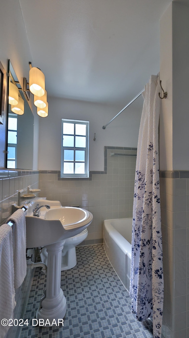 bathroom featuring tile walls