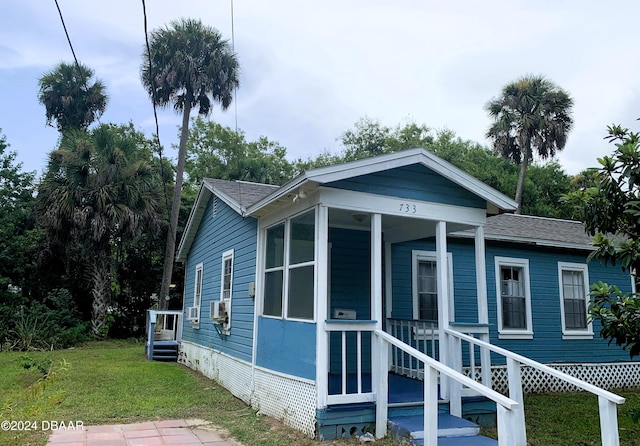 view of front of home featuring a front yard