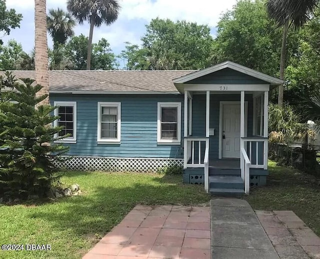 view of front of house featuring a front lawn